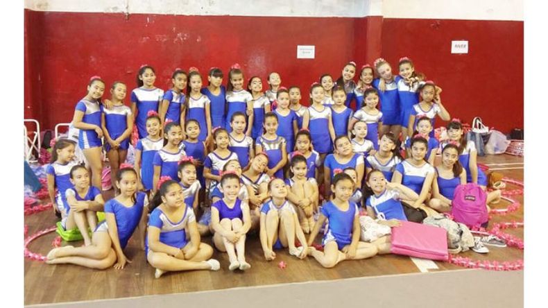 PREPARADAS. Las chicas posan para la foto, antes de competir en el torneo de River..