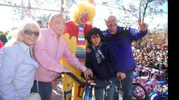 Día del Niño en la plaza. La Municipalidad de Pilar llevó a cabo la Fiesta del Día del Niño en la Plaza de los Niños (Uruguay y Lorenzo López), Pilar, actividad encabezada por el intendente Humberto Zúccaro. Una tarde a pura diversión, una jornada llena de espectáculos que disfrutaron más de 15.000 personas. Se sortearon 200 bicicletas y más de 2.000 regalos..