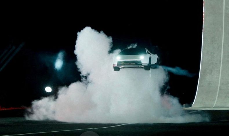 Se desprendió de la rampa en plena subida y dio un giro en el aire. (Reuters).