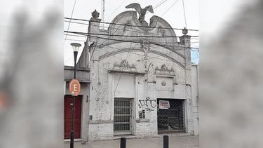 SE VENDE. El cartel en la fachada puso en alerta a los vecinos del centro..