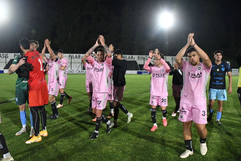 CONFIADOS. Los jugadores saludan tras la gran victoria ante Liniers.