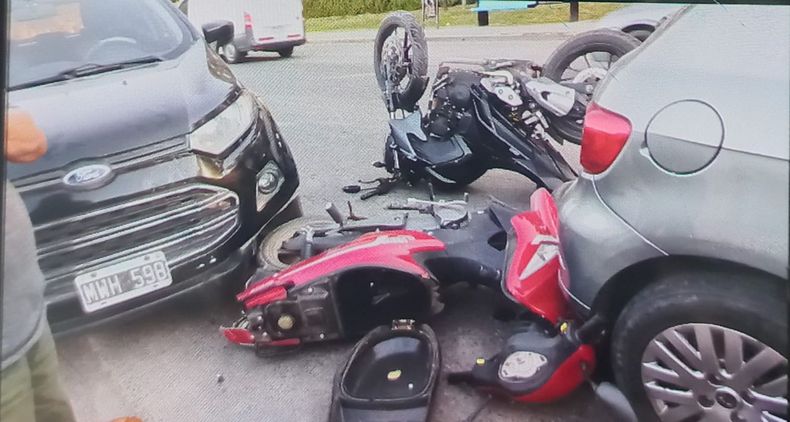 Los dos autos y las dos motos involucradas en el accidente.&nbsp;