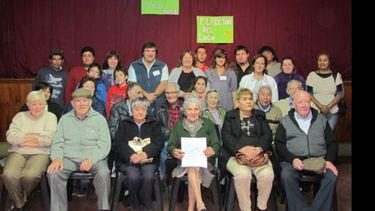 Grupo de vecinos reunidos para elegir el logo de la localidad..