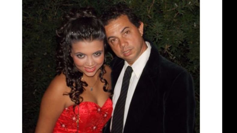 Quinceañera. El 18 de abril pasado, Bianca Griffiths cumplió 15 años. En la foto se la puede ver junto a su padre Julio, en la noche del festejo..