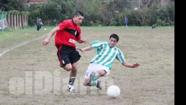 Daniel Arce desborda por la derecha. Villa Rosa festejó en Villa Verde y está en lo más alto del Clausura..