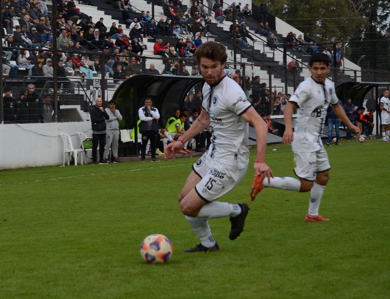 ENGANCHE. Gualtieri domina la pelota; detrás aparece Chambi.