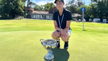 NUEVA REINA. Malena Castro posa con la copa de campeona en la cancha del GC Argentino, en Del Viso.