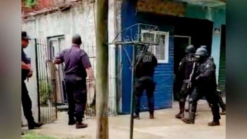 El allanamiento en la casa de la adolescente (foto @juancaimpacto)..