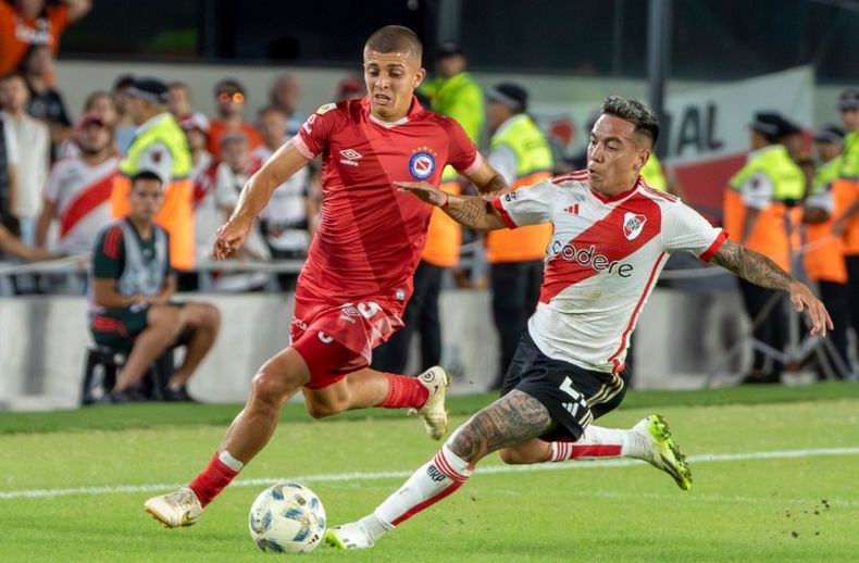 Thiago Santamaría frente a Esequiel Barco en el Monumental.