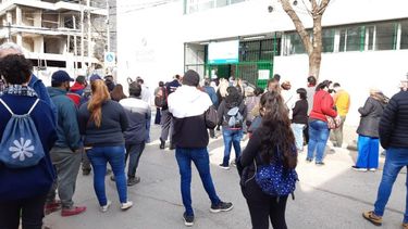 Escuela 26 del centro, de 16 autoridades de mesa sólo acudieron 5. Hay demoras. .