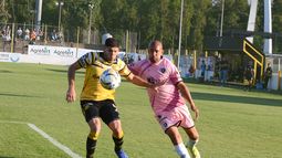 DUELO. Marcos Riquelme marcado por Rodrigo Morales.&nbsp;