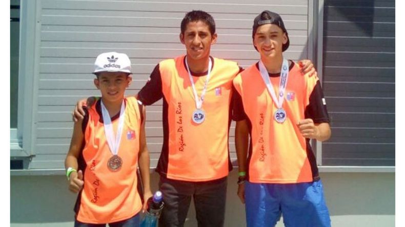 PODIOS. Ybañez, Malaquías y Acosta, con sus medallas..