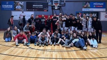 JUGADORES E HINCHADA. Derqui ganó el duelo de equipos locales y persigue al líder de su grupo.
