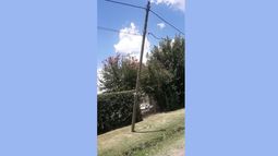 Quería saber a quién hay que reclamar por un poste de luz que está por caerse y no hacen nada. Sólo le pusieron una cinta de peligro y nada más. Está ubicado en la calle El Chingolo y El Ñandú, barrio Las Margaritas. Ayelén Ramos.