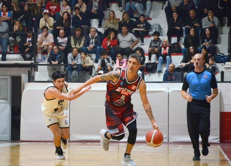 INTACTO. Jony hizo cinco triples en igual cantidad de intentos.
