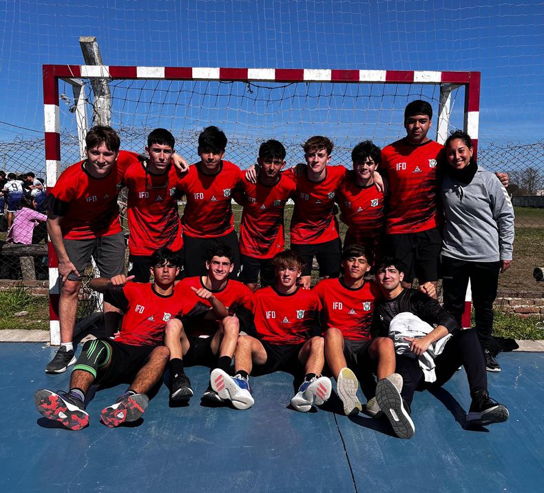 EN CARRERA. La Sub 18 de Dickens irá a San Pedro por el sueño de llegar a Mar del Plata.