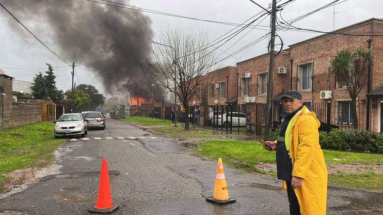 El incendio se desató en el depósito de colectivos de la línea 57 ubicado en la Ruta 8.&nbsp;
