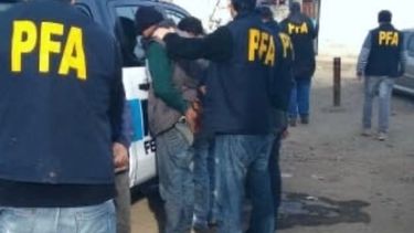 Detuvieron a policías que asaltaban viviendas