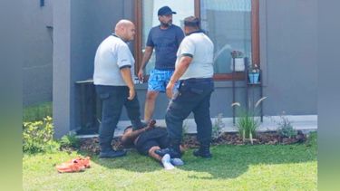 REDUCIDO. El intruso alcanzó a romper los ventanales de seis viviendas. &nbsp;