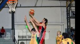 (Fredy Caballero). Leandro Hasenauer busca un doble. Fue una de las figuras..