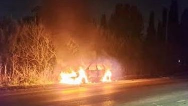 El incendio se estima que se produjo por un desperfecto eléctrico en el vehículo. Foto @juancaimpacto..