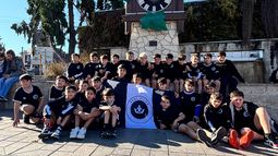 RECUERDO. Los chicos de Real Pilar con el Cucú de Carlos Paz de fondo.