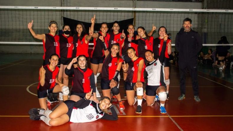 Las Rojinegras celebran el primer puesto asegurado en casa. (foto: prensa Derqui).