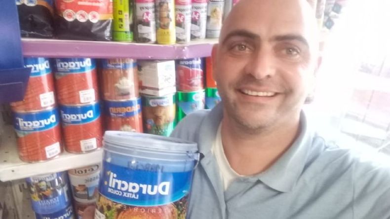 Sebastián Ventura, el responsable de pinturerías Venzer y creador de los colores con nombre de mujer. .
