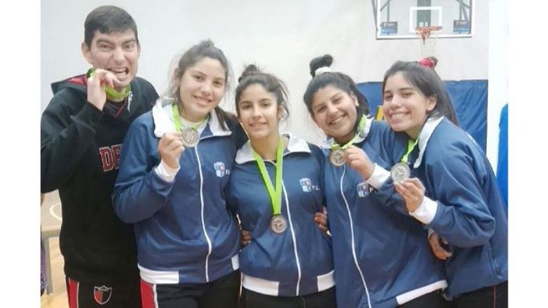 BÁSQUET DE PLATA. Agustina Petrussi, Mariana Hereñú, Melina Limousin y Daniela Ibáñez con el DT Juan Pablo Michaud. .
