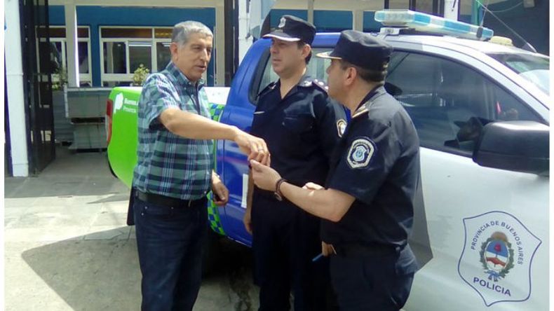 MÓVILES. Osvaldo Roncayolo entrega las llaves a autoridades policiales..