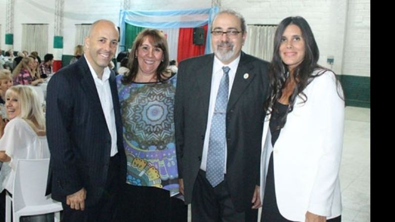 ANIVERSARIO. El intendente electo Nicolás Ducoté, Nené Pirsch, Manuel Vázquez (presidente) y Laura Zommer, esposa del futuro mandatario, durante la cena por los 110 años de la Asociación Italiana de Pilar..