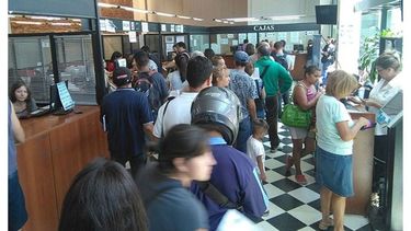 COLAS. Mucha gente fue a pagar ayer sus tasas de enero. Desmintieron nuevas subas en marzo..