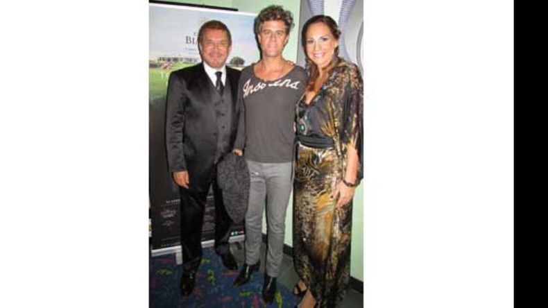 Arnaldo director: Arnaldo André debutó como director de cine en Asunción, la capital paraguaya, estrenando su ópera prima. “Lectura según Justino” es el nombre del filme protagonizado por Julieta Cardinali y Mike Amigorena, entre otros. En la foto Arnaldo André, Amigorena y la relacionista pública Christy Russo durante el estreno..