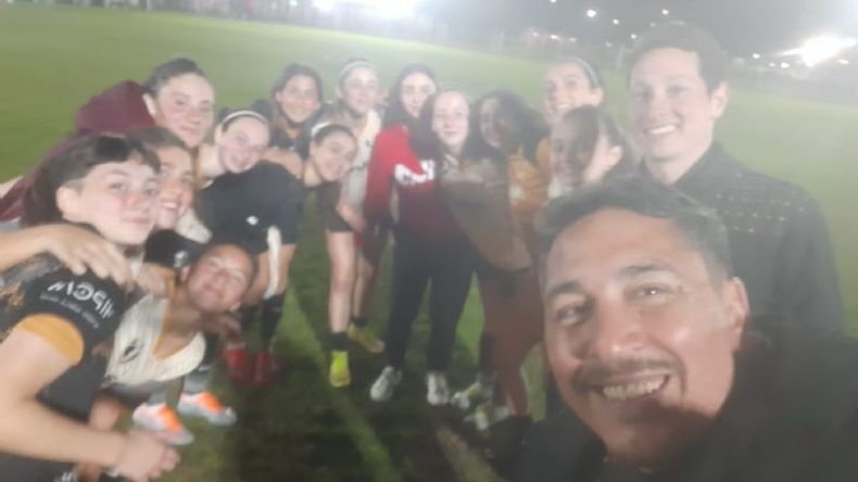 PRUEBA. Las chicas de D10 después del amistoso con Platense. .