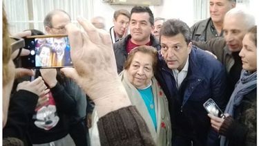 FOTO. Massa charló con los jubilados del centro San Lorenzo..