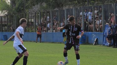 CON LA PELOTA. Axel Abad trato de arrimar peligro. Después cayó en la confusión general.&nbsp;