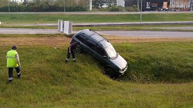 ERROR DE CÁLCULO. El vehículo cayó en la zanja; su dueño lo abandonó. .