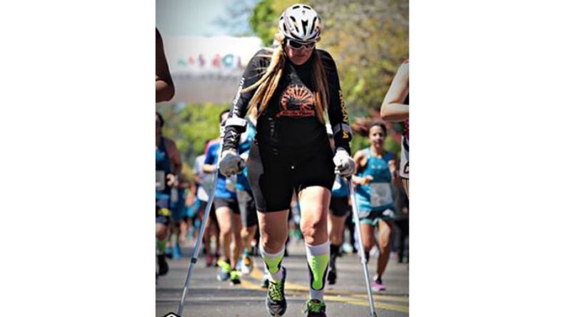 Norma Ramos, de Derqui, completó los 42K en silla de ruedas y de a pie..