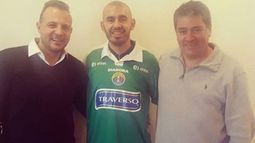 PRESENTACIÓN. Riquelme, junto a los dirigentes de Audax, ya se calzó la camiseta..