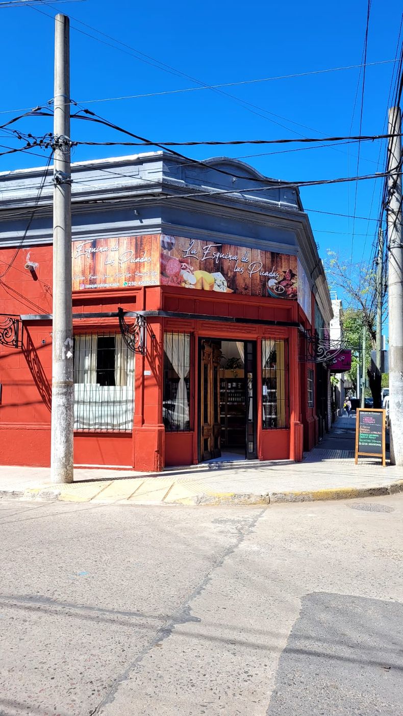 El local está ubicada en la histórica esquina de Bolívar e Ituzaingó.