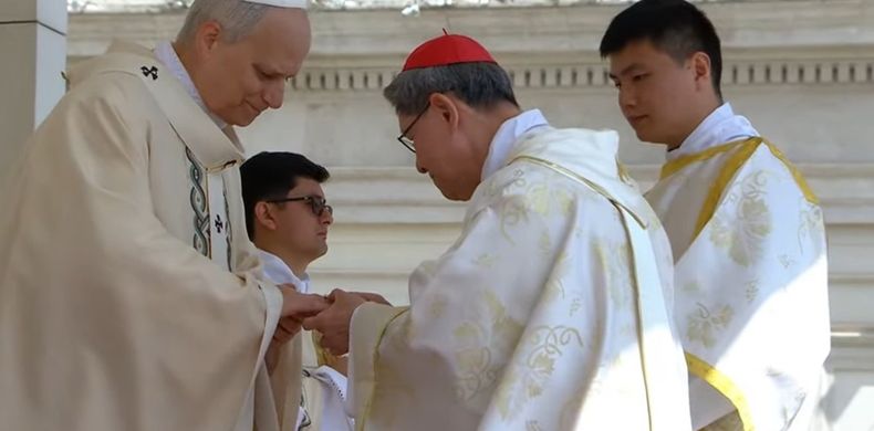 El cardenal Tagle le entrega al Papa el Anillo del Pescador. (Clarín).jpg