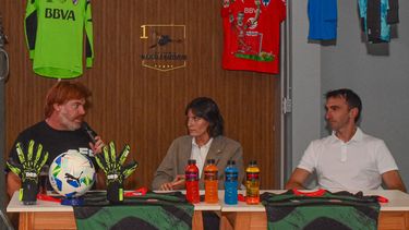 BIENVENIDA. Facundo Alfaro y Marcelo Barovero durante la presentación de la Academia.