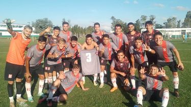Atlético Pilar celebró con la camiseta 3 sus tres goles y los tres puntos de visitante.
