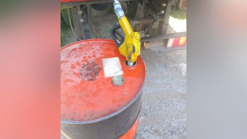 El chofer fue detenido cuando descargaba combustible en tambores. .