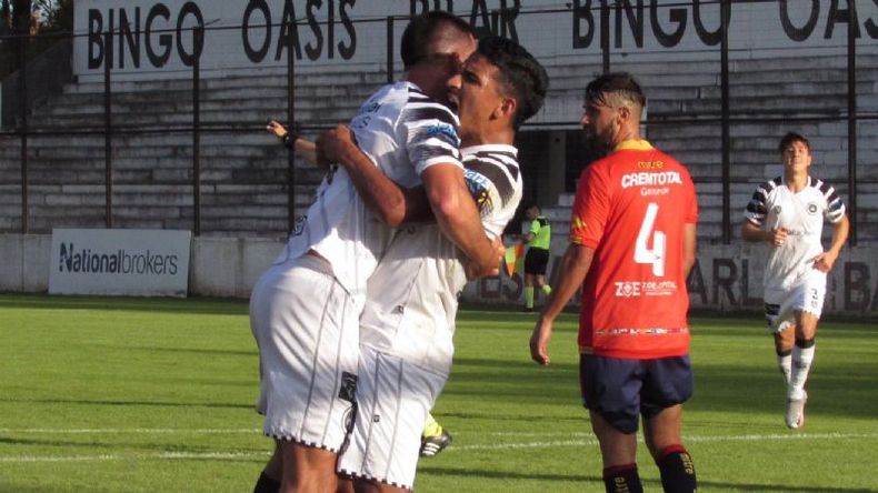 DESAHOGO. Lucas Ríos lo grita con todo. Fue el gol de triunfo para Pilar..