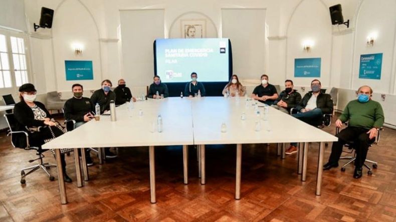 MESA GRANDE. Achával recibió ayer a los representantes de las cámaras de comercio..
