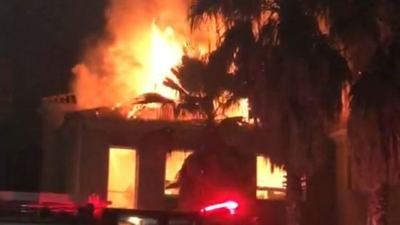 EN LLAMAS. Los bomberos combatiendo el fuego, esta madrugada, en La Pradera. .