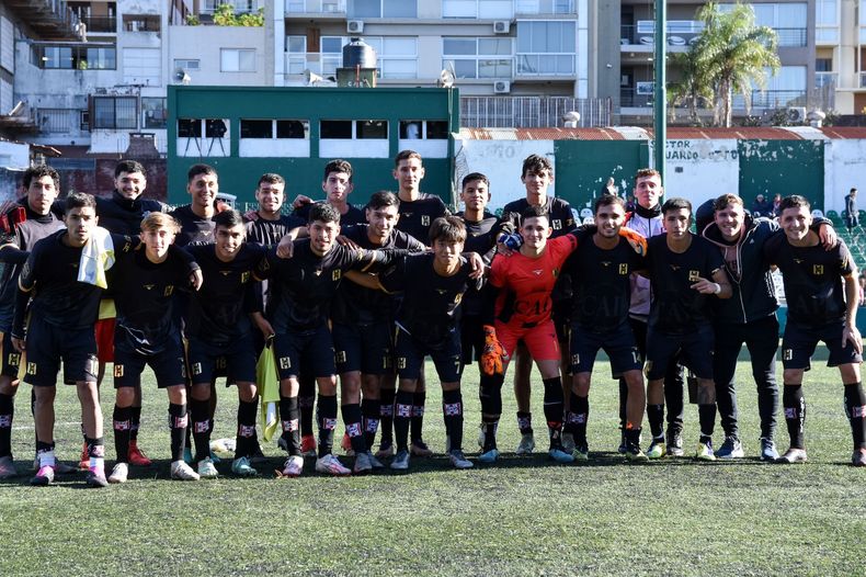 PLANTEL. Los jugadores de Atlético que le ganaron 1-0 a Barrancas FC el pasado miércoles.