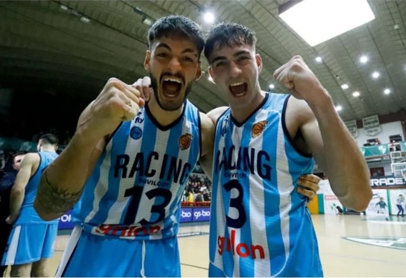 Nehuen Alvite (derecha) celebrando en el gimnasio de Atenas con Luciano Ortíz.