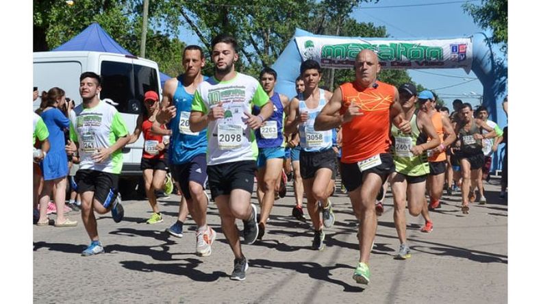 A CORRER. Los atletas dan los primeros pasos tras la largada de los 3 y 10K..